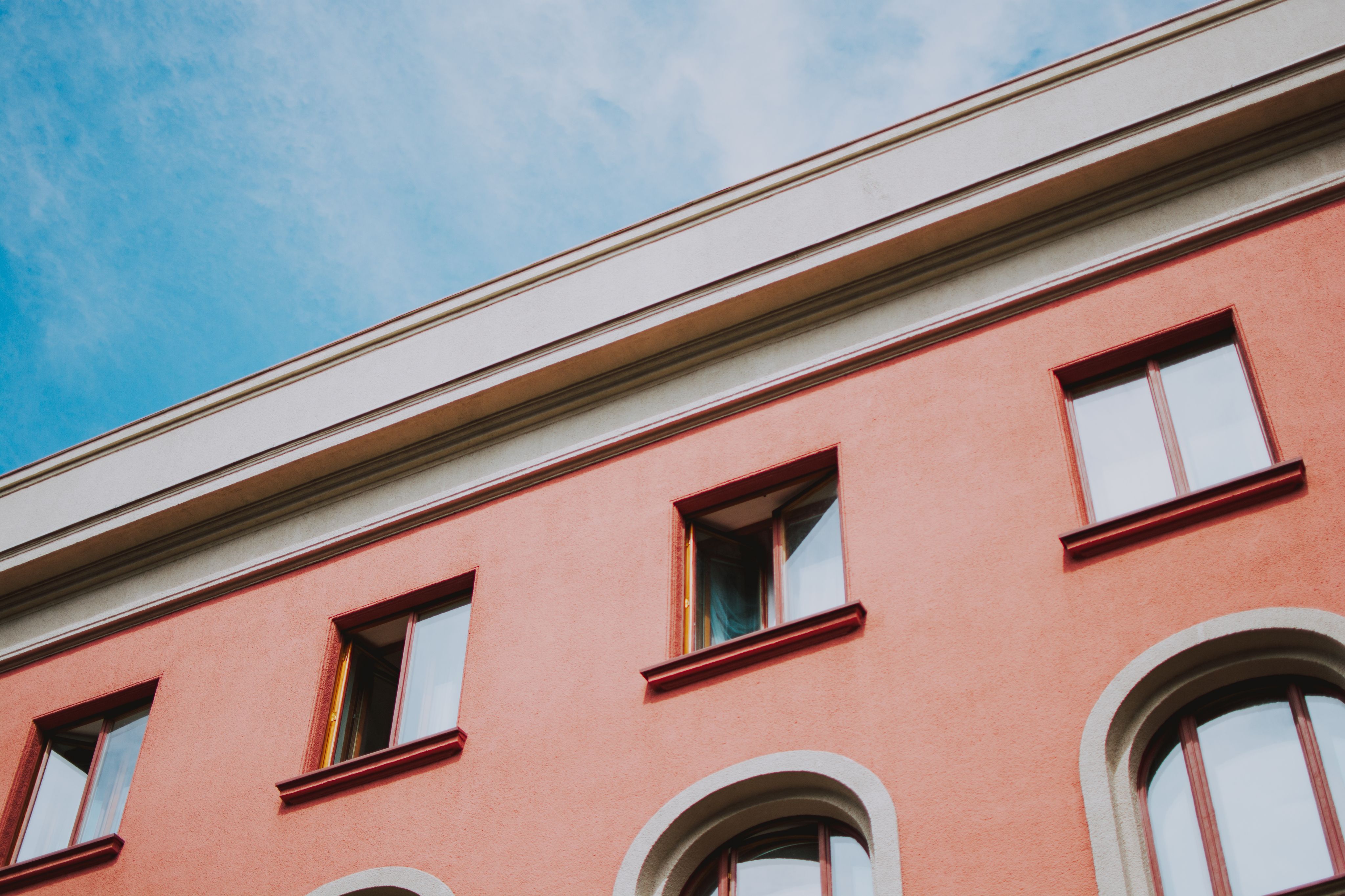Eine sanierte Hausfassade mit Wärmedämmung in Nürnberg